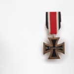 За скромность