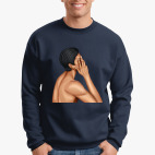 Парень закрывает рукой лицо