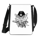 Кошка в пилотке с ножом