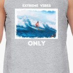 Девушка серфер на волне