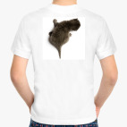 Котенок карабкается по спине