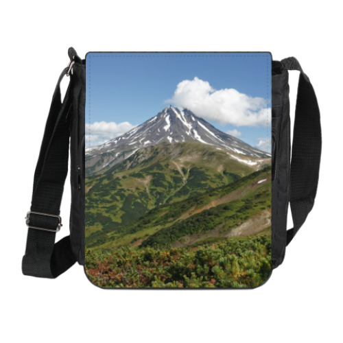 Сумка на плечо (мини-планшет) Пейзаж полуострова Камчатка: лето, вулкан и горы