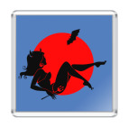 Ведьма на фоне луны