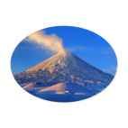 Пейзаж Камчатка: зима, горы и извержение вулкана