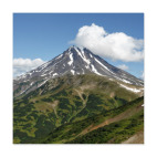 Пейзаж полуострова Камчатка: лето, вулкан и горы