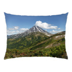 Пейзаж полуострова Камчатка: лето, вулкан и горы