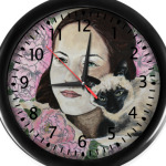 В пионах с кошкой