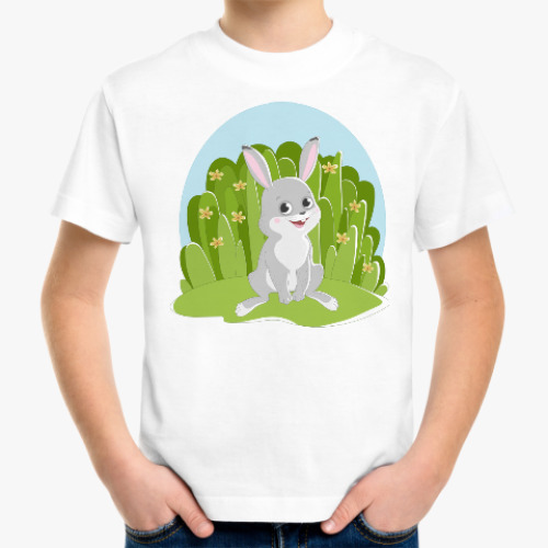 Детская футболка Весёлый зайчик на фоне травы и цветов
