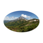 Пейзаж полуострова Камчатка: лето, вулкан и горы