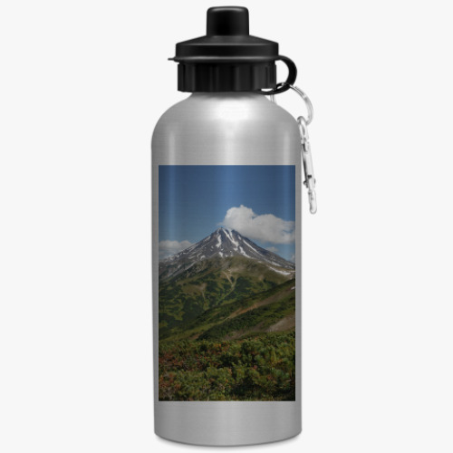 Бутылка с карабином (500 мл) с принтом Пейзаж полуострова Камчатка: лето, вулкан и горы