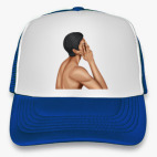 Парень закрывает рукой лицо