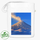 Пейзаж Камчатка: зима, горы и извержение вулкана