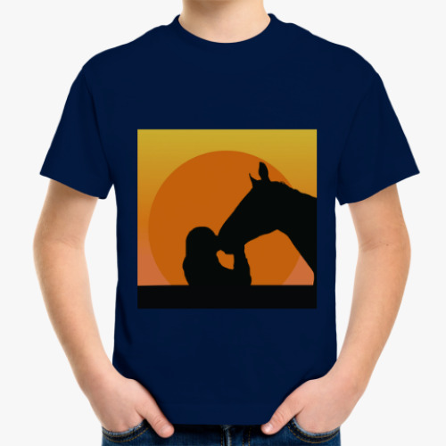 Детская футболка Девушка целует лошадь