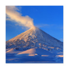 Пейзаж Камчатка: зима, горы и извержение вулкана