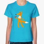 Веселая лиса с карамельным петушком в руках