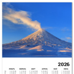 Пейзаж Камчатка: зима, горы и извержение вулкана