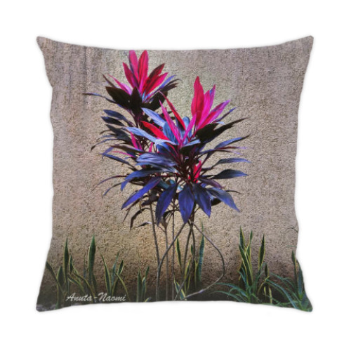 Подушка с принтом цветок у стены