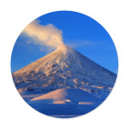 Пейзаж Камчатка: зима, горы и извержение вулкана