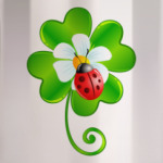 Божья коровка и клевер