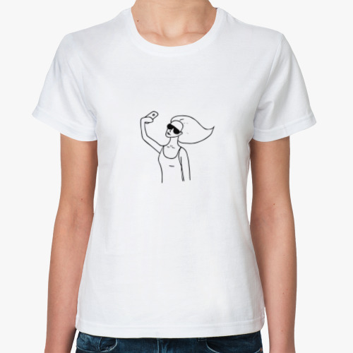 Классическая футболка  девушка делает селфи