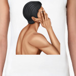 Парень закрывает рукой лицо