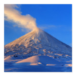 Пейзаж Камчатка: зима, горы и извержение вулкана