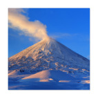 Пейзаж Камчатка: зима, горы и извержение вулкана