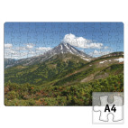 Пейзаж полуострова Камчатка: лето, вулкан и горы