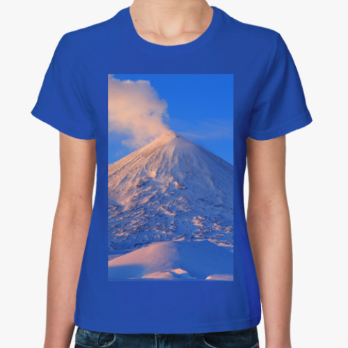 Женская футболка Пейзаж Камчатка: зима, горы и извержение вулкана