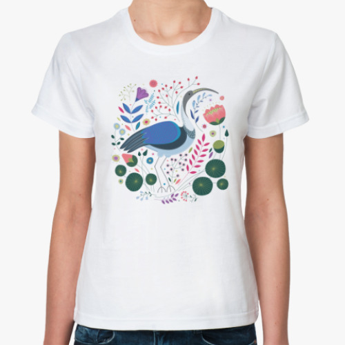 Классическая футболка Ибис среди цветов
