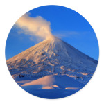Пейзаж Камчатка: зима, горы и извержение вулкана