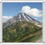 Пейзаж полуострова Камчатка: лето, вулкан и горы