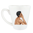 Парень закрывает рукой лицо