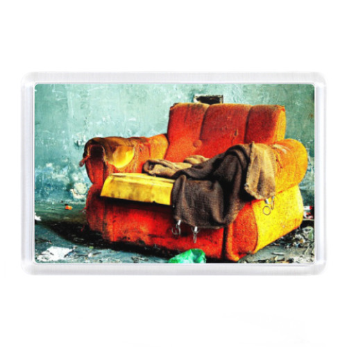 Магнит с принтом Диван после пожара